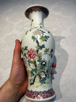 Five Chinese famille rose wares with floral design, Qianlong and Hongxian marks, Republic — 照片 2