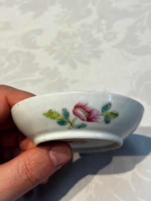 Five Chinese famille rose wares with floral design, Qianlong and Hongxian marks, Republic — 照片 23