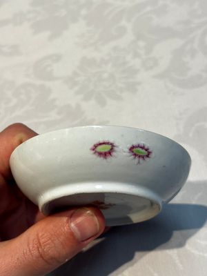Five Chinese famille rose wares with floral design, Qianlong and Hongxian marks, Republic — 照片 24