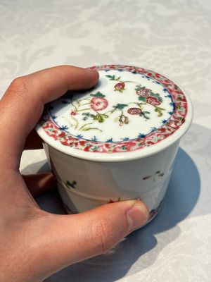 Five Chinese famille rose wares with floral design, Qianlong and Hongxian marks, Republic — 照片 28