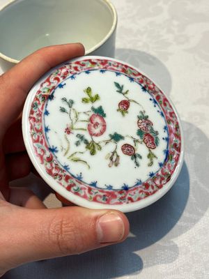 Five Chinese famille rose wares with floral design, Qianlong and Hongxian marks, Republic — 照片 29