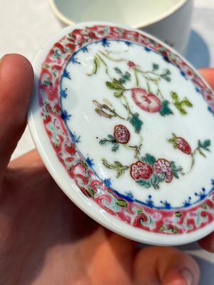 Five Chinese famille rose wares with floral design, Qianlong and Hongxian marks, Republic — 照片 30