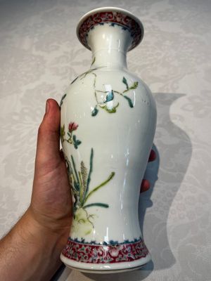 Five Chinese famille rose wares with floral design, Qianlong and Hongxian marks, Republic — 照片 3