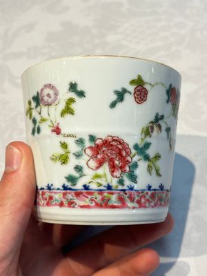 Five Chinese famille rose wares with floral design, Qianlong and Hongxian marks, Republic — 照片 32