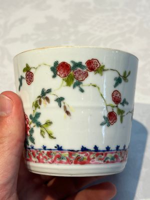 Five Chinese famille rose wares with floral design, Qianlong and Hongxian marks, Republic — 照片 33