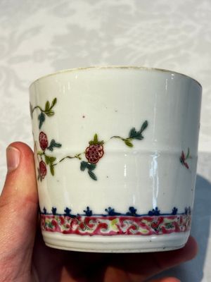 Five Chinese famille rose wares with floral design, Qianlong and Hongxian marks, Republic — 照片 34