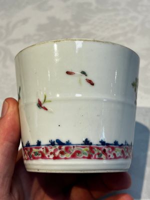 Five Chinese famille rose wares with floral design, Qianlong and Hongxian marks, Republic — 照片 35