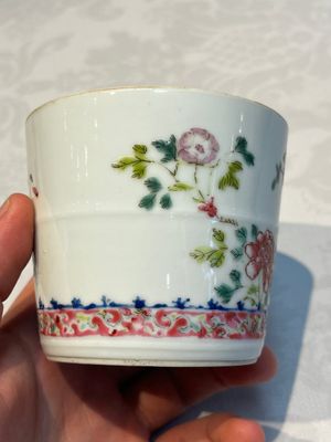 Five Chinese famille rose wares with floral design, Qianlong and Hongxian marks, Republic — 照片 36