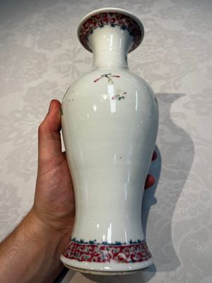 Five Chinese famille rose wares with floral design, Qianlong and Hongxian marks, Republic — 照片 4