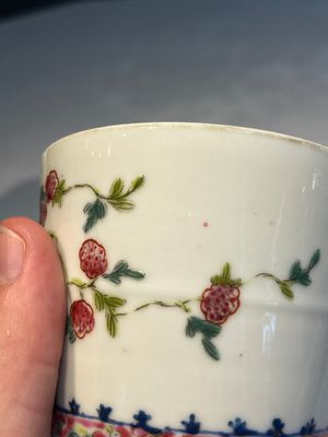Five Chinese famille rose wares with floral design, Qianlong and Hongxian marks, Republic — 照片 41