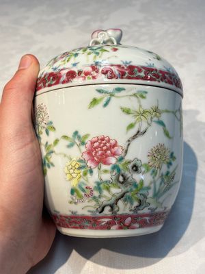 Five Chinese famille rose wares with floral design, Qianlong and Hongxian marks, Republic — 照片 42