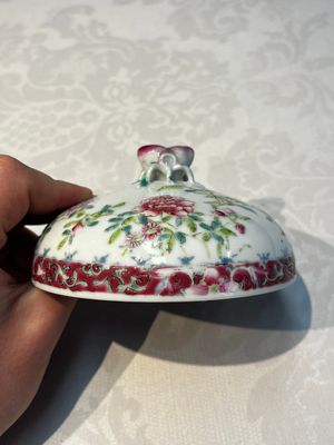 Five Chinese famille rose wares with floral design, Qianlong and Hongxian marks, Republic — 照片 43