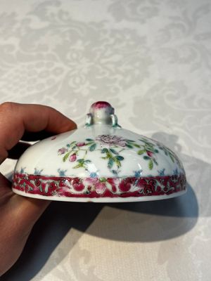 Five Chinese famille rose wares with floral design, Qianlong and Hongxian marks, Republic — 照片 44