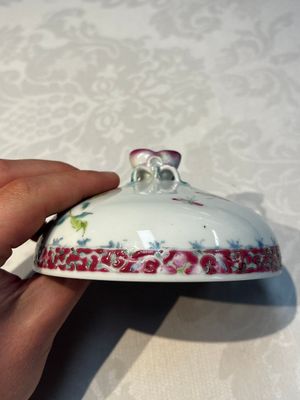 Five Chinese famille rose wares with floral design, Qianlong and Hongxian marks, Republic — 照片 45