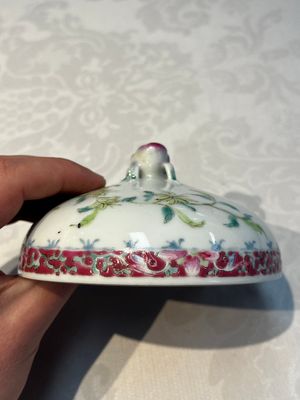 Five Chinese famille rose wares with floral design, Qianlong and Hongxian marks, Republic — 照片 46