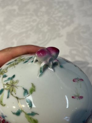 Five Chinese famille rose wares with floral design, Qianlong and Hongxian marks, Republic — 照片 47