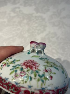 Five Chinese famille rose wares with floral design, Qianlong and Hongxian marks, Republic — 照片 48