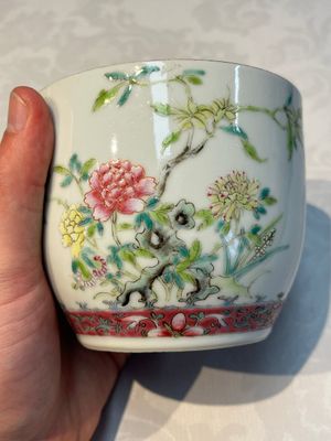 Five Chinese famille rose wares with floral design, Qianlong and Hongxian marks, Republic — 照片 50