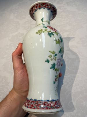 Five Chinese famille rose wares with floral design, Qianlong and Hongxian marks, Republic — 照片 5