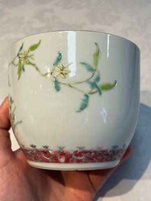 Five Chinese famille rose wares with floral design, Qianlong and Hongxian marks, Republic — 照片 51
