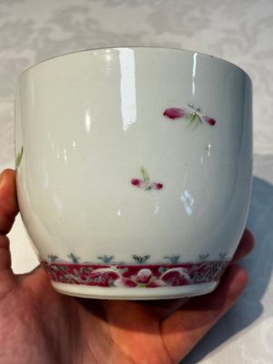 Five Chinese famille rose wares with floral design, Qianlong and Hongxian marks, Republic — 照片 52