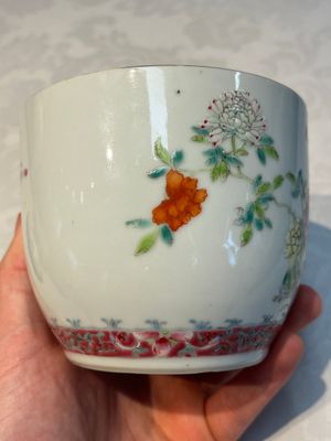 Five Chinese famille rose wares with floral design, Qianlong and Hongxian marks, Republic — 照片 53