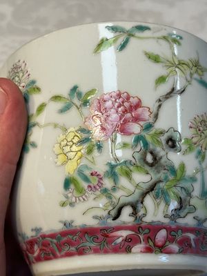 Five Chinese famille rose wares with floral design, Qianlong and Hongxian marks, Republic — 照片 56