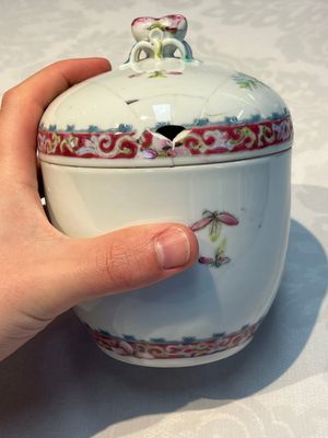 Five Chinese famille rose wares with floral design, Qianlong and Hongxian marks, Republic — 照片 61