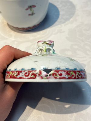 Five Chinese famille rose wares with floral design, Qianlong and Hongxian marks, Republic — 照片 62