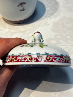 Five Chinese famille rose wares with floral design, Qianlong and Hongxian marks, Republic — 照片 63