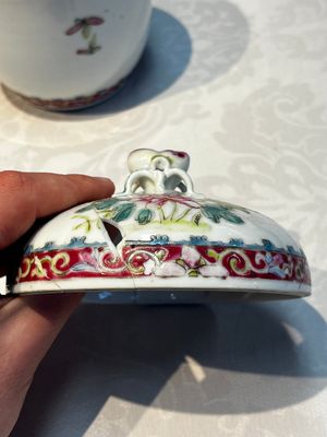 Five Chinese famille rose wares with floral design, Qianlong and Hongxian marks, Republic — 照片 64