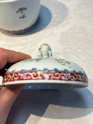 Five Chinese famille rose wares with floral design, Qianlong and Hongxian marks, Republic — 照片 65