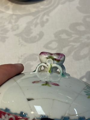 Five Chinese famille rose wares with floral design, Qianlong and Hongxian marks, Republic — 照片 66