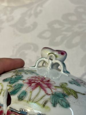 Five Chinese famille rose wares with floral design, Qianlong and Hongxian marks, Republic — 照片 67