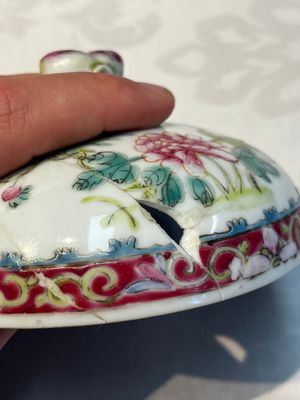Five Chinese famille rose wares with floral design, Qianlong and Hongxian marks, Republic — 照片 69