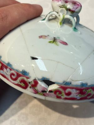 Five Chinese famille rose wares with floral design, Qianlong and Hongxian marks, Republic — 照片 70