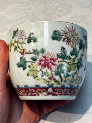 Five Chinese famille rose wares with floral design, Qianlong and Hongxian marks, Republic — 照片 71
