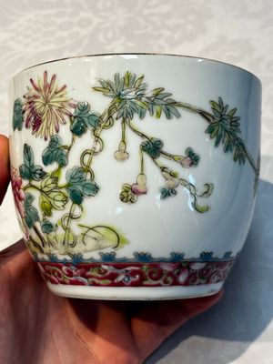 Five Chinese famille rose wares with floral design, Qianlong and Hongxian marks, Republic — 照片 72
