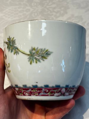Five Chinese famille rose wares with floral design, Qianlong and Hongxian marks, Republic — 照片 73