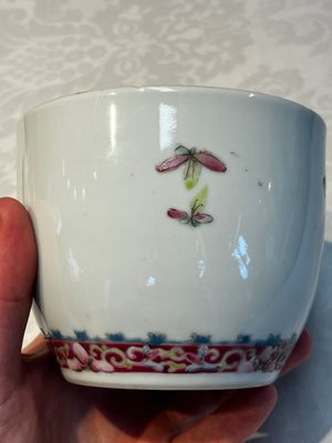 Five Chinese famille rose wares with floral design, Qianlong and Hongxian marks, Republic — 照片 74