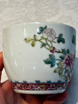 Five Chinese famille rose wares with floral design, Qianlong and Hongxian marks, Republic — 照片 75