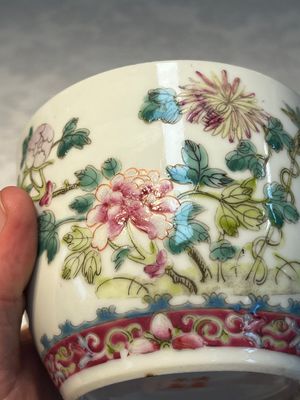 Five Chinese famille rose wares with floral design, Qianlong and Hongxian marks, Republic — 照片 78