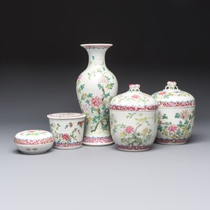 Five Chinese famille rose wares with floral design, Qianlong and Hongxian marks, Republic — 照片 1