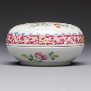 Five Chinese famille rose wares with floral design, Qianlong and Hongxian marks, Republic — 照片 11
