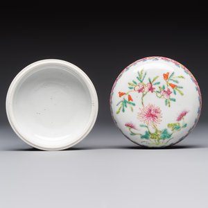 Five Chinese famille rose wares with floral design, Qianlong and Hongxian marks, Republic — 照片 12