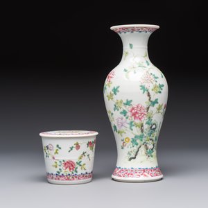 Five Chinese famille rose wares with floral design, Qianlong and Hongxian marks, Republic — 照片 2