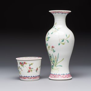 Five Chinese famille rose wares with floral design, Qianlong and Hongxian marks, Republic — 照片 3