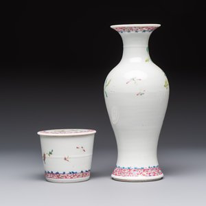 Five Chinese famille rose wares with floral design, Qianlong and Hongxian marks, Republic — 照片 4