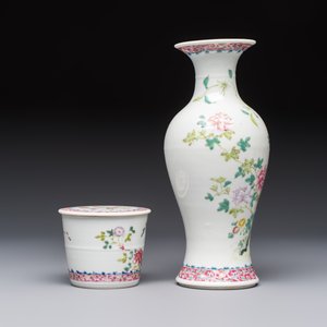 Five Chinese famille rose wares with floral design, Qianlong and Hongxian marks, Republic — 照片 5
