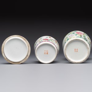 Five Chinese famille rose wares with floral design, Qianlong and Hongxian marks, Republic — 照片 7
